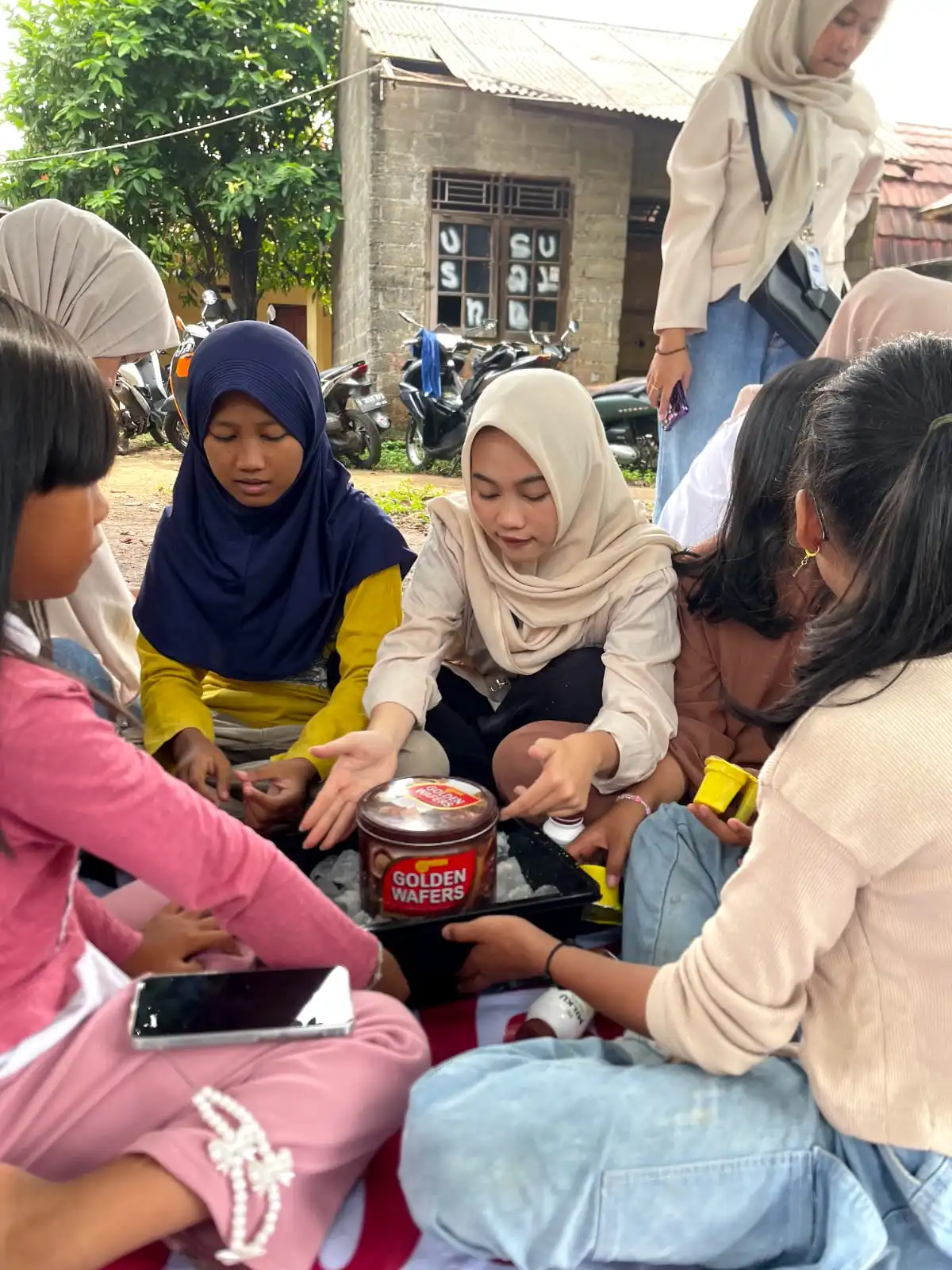Anak-anak berdiskusi dalam kelompok kecil