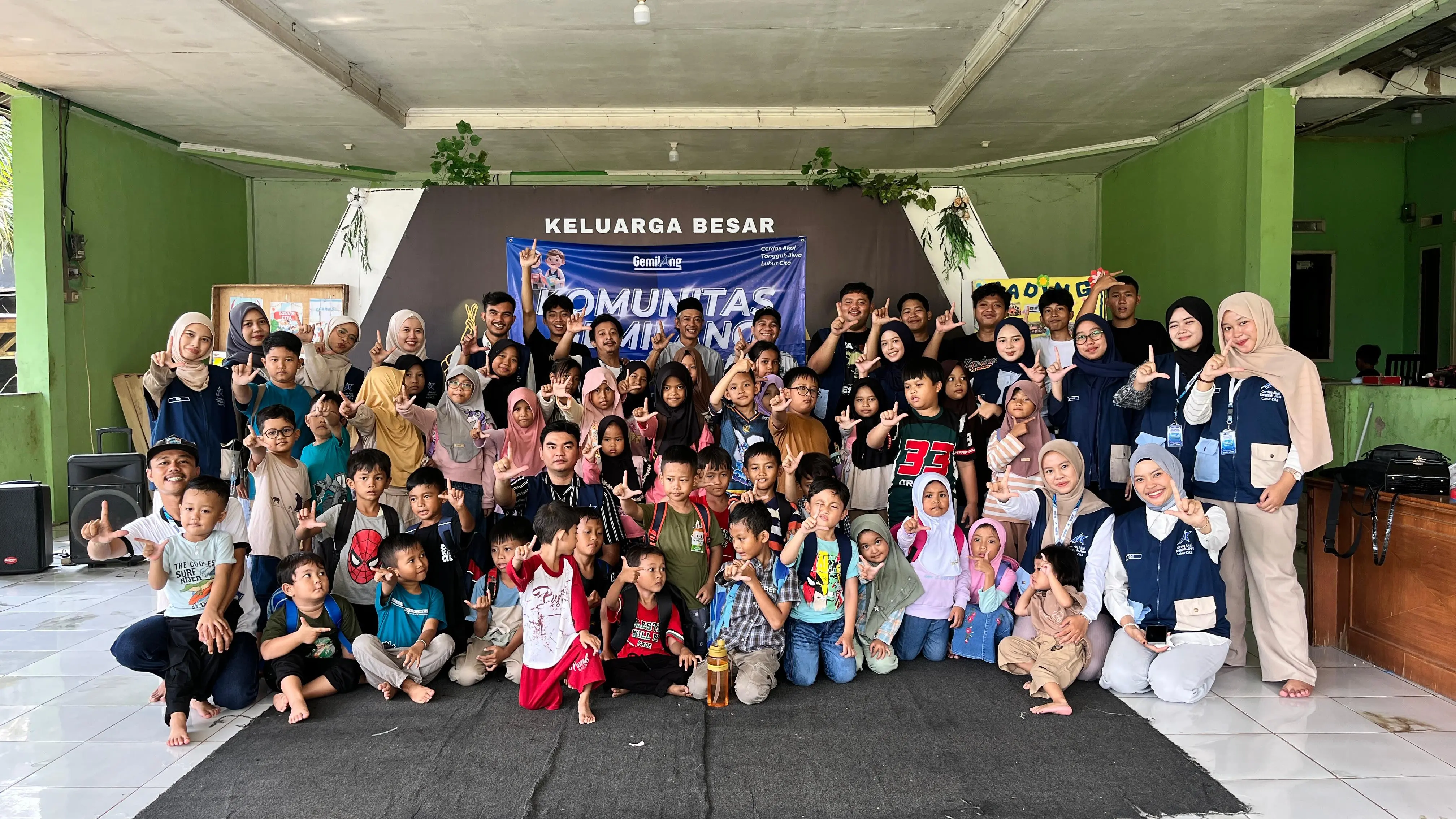 Foto bersama relawan Gemilang dan puluhan anak peserta